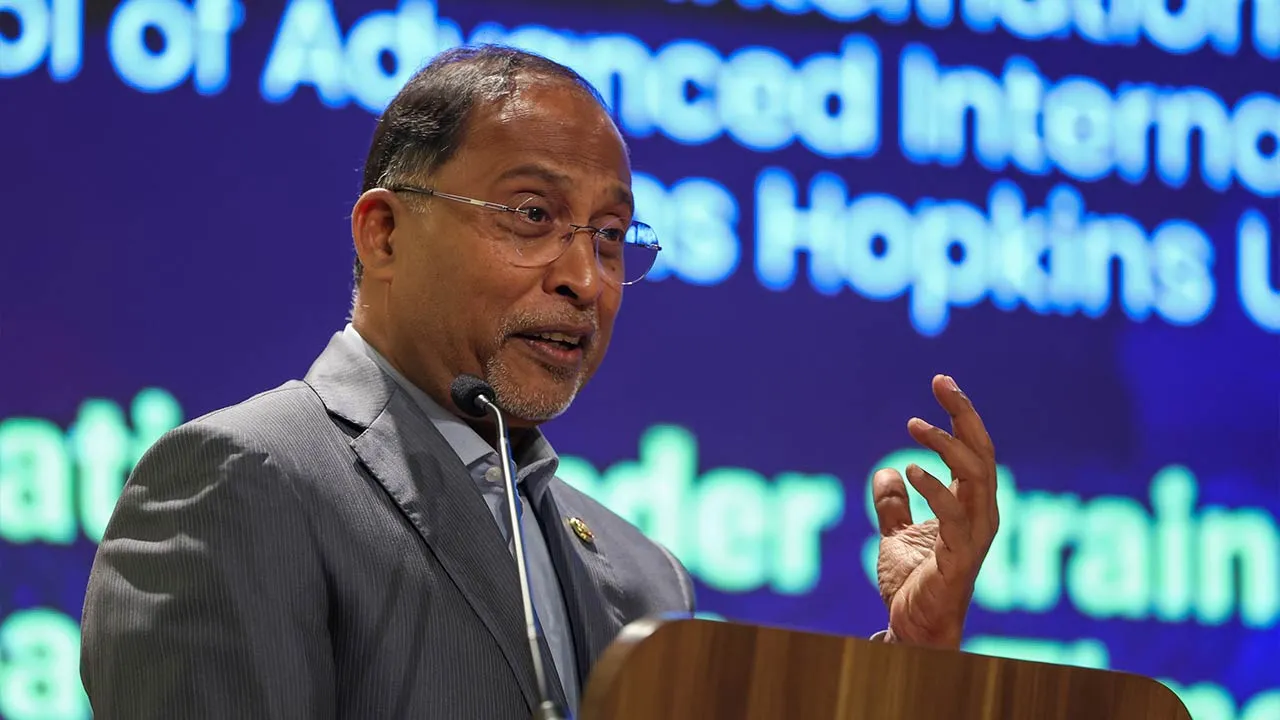 PUTRAJAYA, 12 Mei -- Menteri Pendidikan Tinggi Datuk Seri Dr Zambry Abd Kadir memberi ucapan pembukaan pada Syarahan Umum Profesor Majid Khadduri bagi Pengajian Asia Barat dan Hal Ehwal Antarabangsa, Fakulti Pengajian Antarabangsa Lanjutan (SAIS) Universiti John Hopkins, Prof Dr Seyyed Vali Reza Nasr, bertajuk Tamadun Di Bawah Tekanan: Pengetahuan, Etika dan Kepimpinan dalam Zaman Konflik Global di Kementerian Pendidikan Tinggi hari ini.  --fotoBERNAMA (2026) HAK CIPTA TERPELIHARA