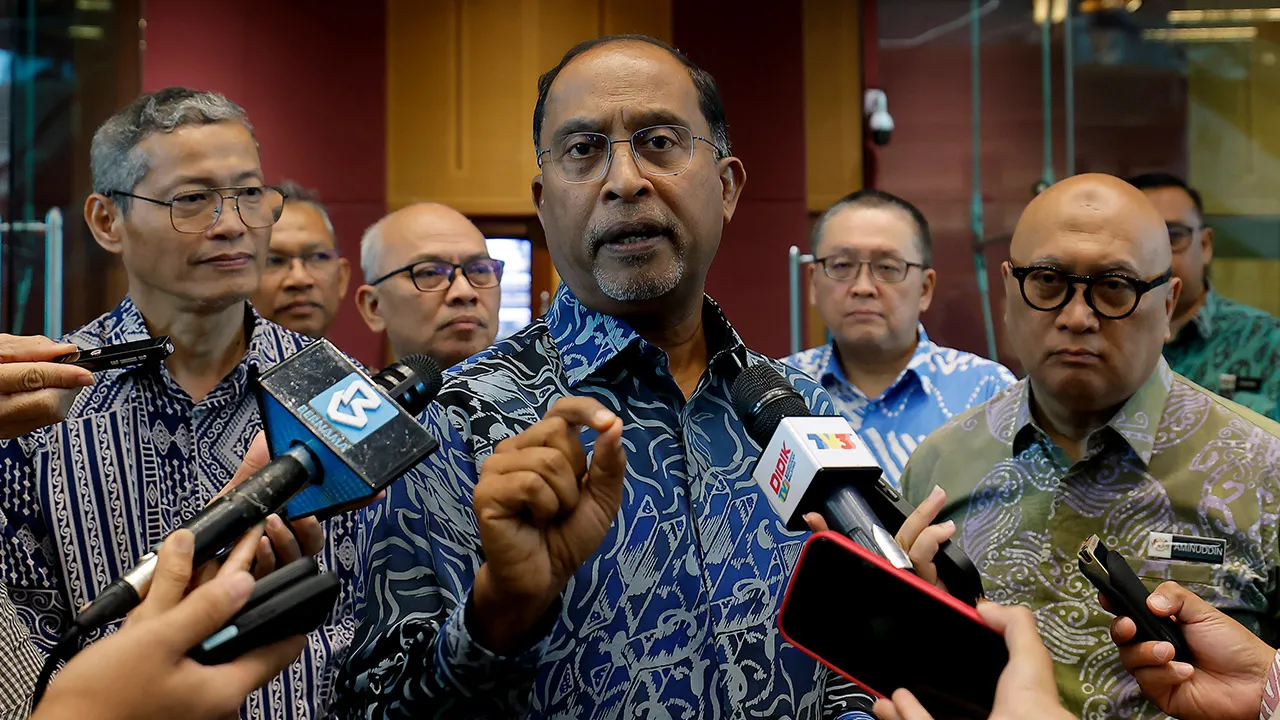 PUTRAJAYA, 15 Mei -- Menteri Pendidikan Tinggi Datuk Seri Dr Zambry Abd Kadir bercakap kepada pemberita selepas hadir pada Majlis Anugerah Perkhidmatan Cemerlang Jabatan Pendidikan Politeknik dan Kolej Komuniti 2025 hari ini.  Turut sama Ketua Setiausaha Kementerian Pendidikan Tinggi Datuk Dr Aminuddin Hassim dan Ketua Pengarah Pendidikan Politeknik dan Kolej Komuniti Dr Shamsuri Abdullah.  --fotoBERNAMA (2026) HAK CIPTA TERPELIHARA