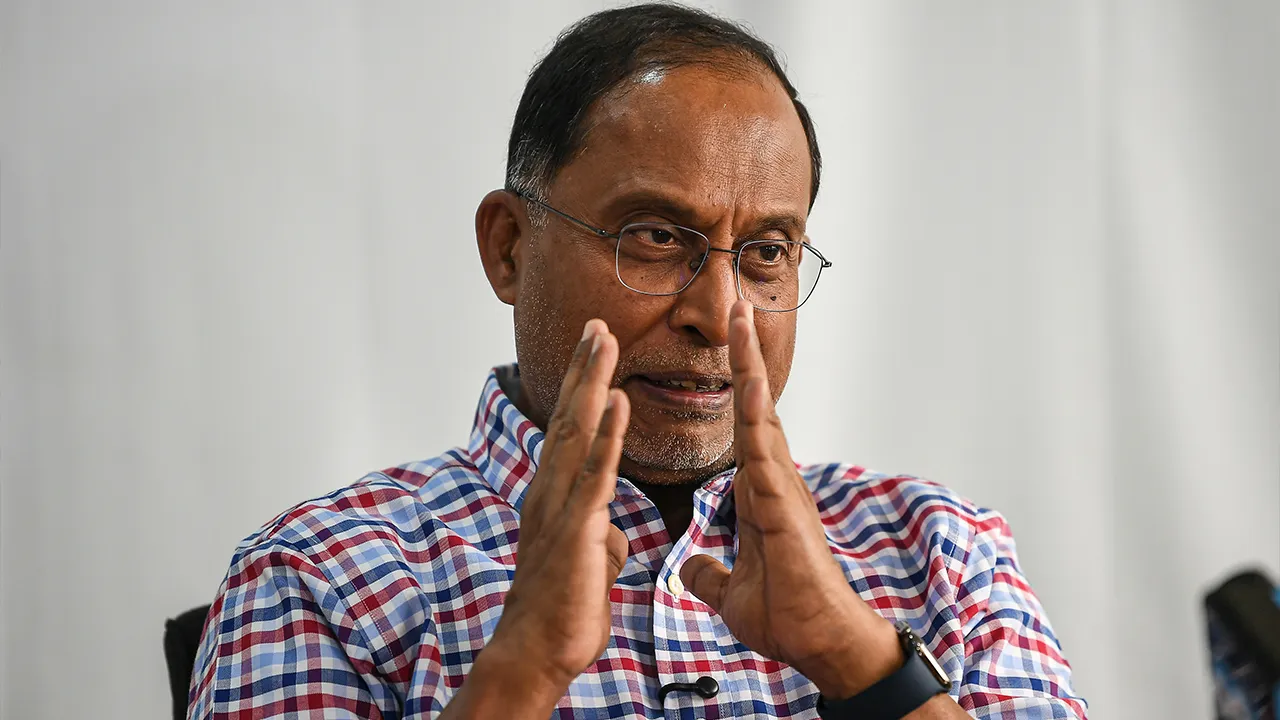 KUALA LUMPUR, 17 Mei -- Menteri Pendidikan Tinggi Datuk Seri Dr Zambry Abd Kadir bercakap pada sesi temu bual eksklusif bersama Bernama di Menara Dato’ Onn, Pusat Dagangan Dunia Kuala Lumpur (WTCKL) hari ini._BERNAMA