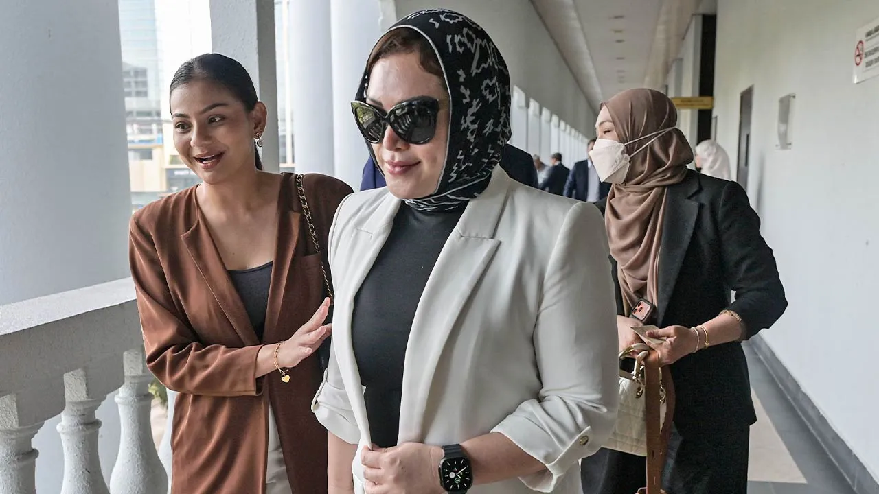 KUALA LUMPUR, 18 Mei -- Balu Allahyarham Datuk Seri Bung Moktar Radin, Datin Seri Zizie Izette Abdul Samad hadir ke Mahkamah Sesyen hari ini bagi prosiding perbicaraan membela diri atas tiga pertuduhan rasuah berjumlah RM2.8 juta membabitkan pelaburan RM150 juta dalam unit amanah Public Mutual Berhad.