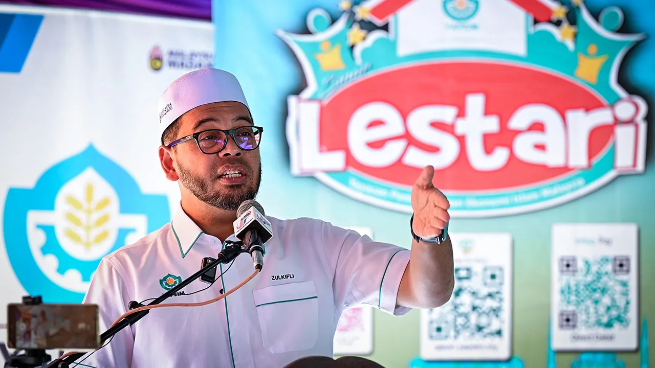 JERTEH, 3 Mei -- Menteri di Jabatan Perdana Menteri (Hal Ehwal Agama), Senator Dr Zulkifli Hasan berucap pada Majlis Penyerahan Rumah Bina Baharu Program Sinar Lestari Yayasan Pembangunan Ekonomi Islam Malaysia (YaPEIM) - Yayasan DiRaja Sultan Mizan di Kampung Gong Tok Dor Dalam hari ini.  --fotoBERNAMA (2026) HAK CIPTA TERPELIHARA