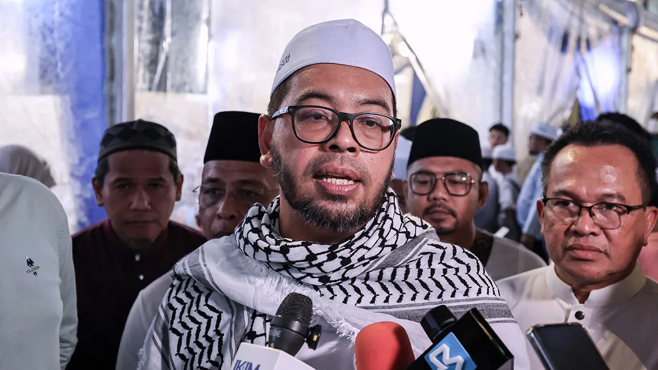 KUALA LUMPUR, 8 Mei -- Menteri di Jabatan Perdana Menteri (Hal Ehwal Agama), Senator Dr Zulkifli Hasan menjawab pertanyaan wartawan pada program kerohanian 'Quranic Madani' di Bukit Bintang hari ini.  --fotoBERNAMA (2026) HAK CIPTA TERPELIHARA