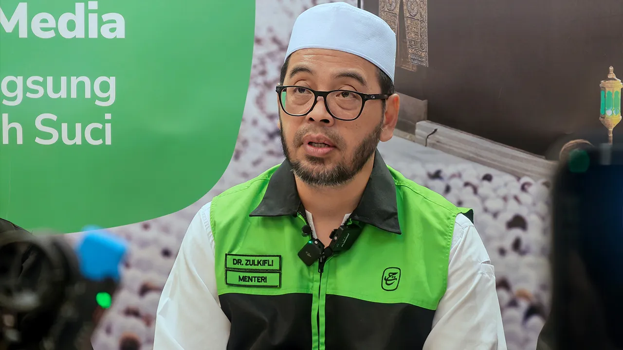 MAKKAH, 20 Mei -- Menteri di Jabatan Perdana Menteri (Hal Ehwal Agama) Dr Zulkifli Hasan ketika sidang media, di sini hari ini.  Sebanyak 31,243 daripada keseluruhan 31,600 jemaah haji Malaysia bagi musim 1447H/2026M telah selamat tiba di Tanah Suci menerusi 99 penerbangan setakat hari ini._BERNAMA