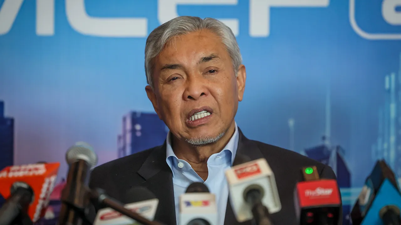 KUALA LUMPUR, 12 Mei -- Timbalan Perdana Menteri Datuk Seri Dr Ahmad Zahid Hamidi bercakap pada sidang media sempena Forum China-Malaysia-EV100 di Asia School of Business (ASB) Kuala Lumpur hari ini.  --fotoBERNAMA