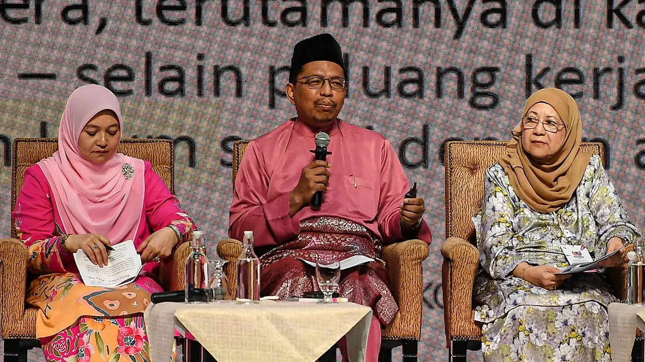 KUALA LUMPUR, 1 Mei -- Pengerusi Agensi Kelayakan Malaysia (MQA) Profesor Emeritus Datuk Seri Ir Dr Zaini Ujang (tengah) bercakap pada Sesi Utama ‘’Menilai Dasar-Dasar Pendidikan Bumiputra’’ pada Majlis Kongres Pendidikan Bumiputera sempena Sambutan Ulang Tahun UMNO ke-80 di Dewan Merdeka Pusat Dagangan Dunia (WTC) Kuala Lumpur hari ini.  -- fotoBERNAMA (2026) HAK CIPTA TERPELIHARA