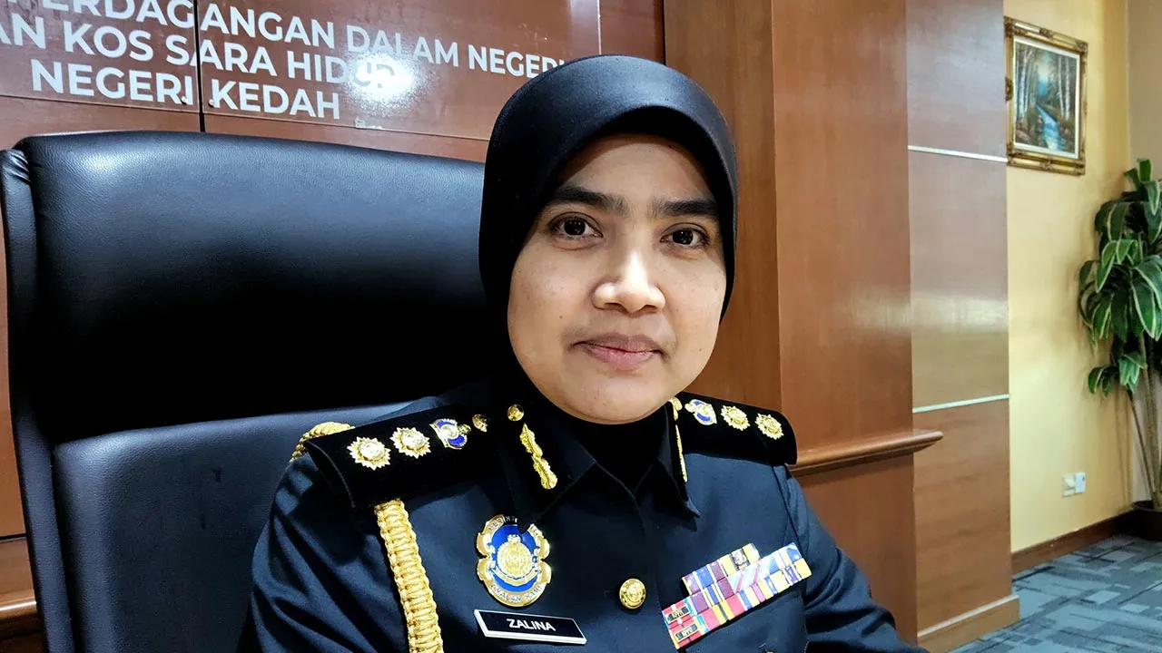 ALOR SETAR, 28 Mei -- Kementerian Perdagangan Dalam Negeri dan Kos Sara Hidup (KPDN) Kedah kini memperluas fokus pemantauan penyeludupan dan penyelewengan diesel, bukan sahaja di kawasan sempadan negara, tetapi turut melibatkan kawasan selatan negeri itu.  Ketua Pegawai Penguat Kuasa KPDN Kedah Zalina Aziz berkata trend penyeludupan diesel di Kedah ketika ini menunjukkan perubahan apabila kegiatan itu tidak lagi hanya tertumpu di laluan sempadan seperti Bukit Kayu Hitam dan Kota Putra di Padang Terap, sebal