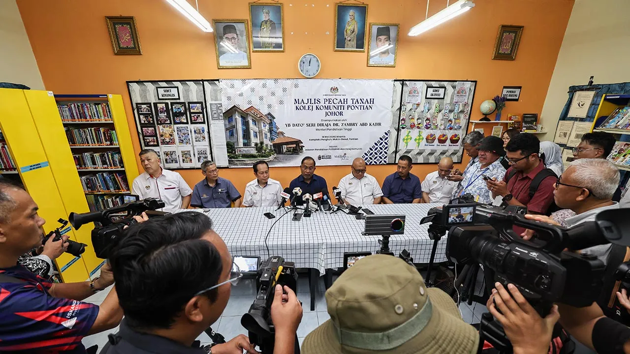 PONTIAN, 14 Mei -- Menteri Pendidikan Tinggi Datuk Seri Dr Zambry Abd Kadir (tengah) ketika ditemui pemberita selepas hadir pada Majlis Pecah Tanah Kolej Komuniti Pontian di Kompleks Penghulu Mukim Benut, hari ini.  Turut hadir Timbalan Menteri Kerja Raya yang juga Ahli Parlimen Pontian Datuk Seri Ahmad Maslan (tiga, kiri).  --fotoBERNAMA (2026) HAK CIPTA TERPELIHARA