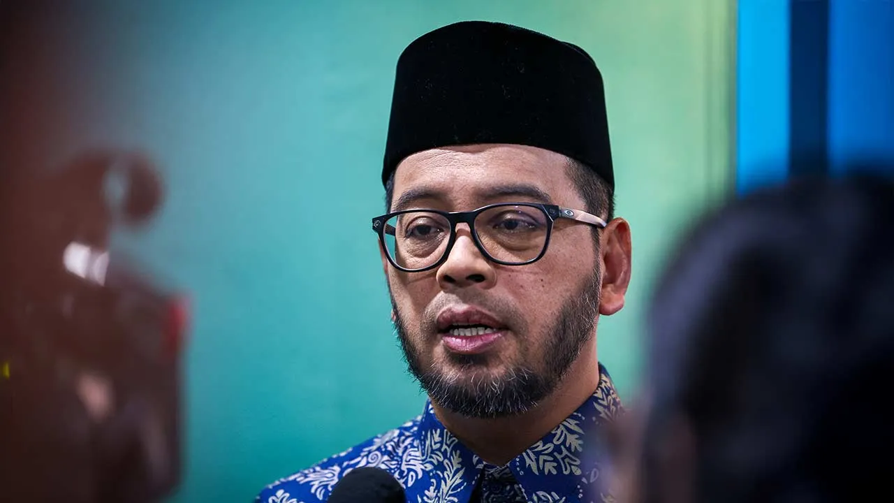 KUALA LUMPUR, 4 Mei -- Menteri di Jabatan Perdana Menteri (Hal Ehwal Agama) Datuk Dr Zulkifli Hasan hadir untuk rakaman program Ruang Bicara di Wisma Bernama, hari ini.  Dr Zulkifli juga ditemui Bernama mengenai isu haji badal dan beliau menyatakan bahawa umat Islam diingatkan supaya menyemak kesahihan tawaran badal haji dengan pihak berwajib terutama Tabung Haji bagi mengelakkan menjadi mangsa penipuan.  --fotoBERNAMA (2025) HAK CIPTA TERPELIHARA