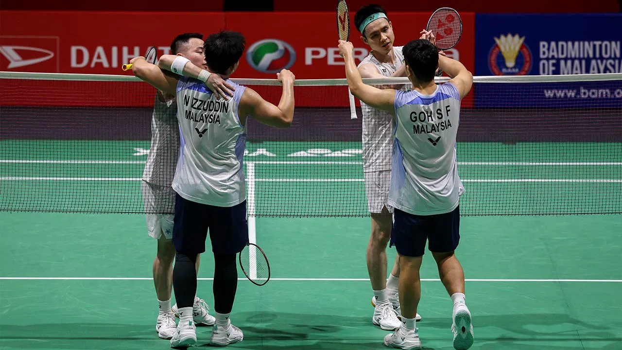 KUALA LUMPUR, 23 Mei -- Beregu lelaki negara yang juga pilihan ketiga kejohanan Goh Sze Fei (kanan) dan Nur Izzuddin (kiri) berjaya ke perlawanan akhir selepas menewaskan rakan senegara Aaron Chia dan Soh Wooi Yik pada Kejohanan Perodua Malaysia Masters 2026 di Unifi Arena Bukit Jalil hari ini.  Sze Fei dan Nur Izzuddin menang dengan keputusan 21-18 dan 21-12.  --fotoBERNAMA (2026) HAK CIPTA TERPELIHARA