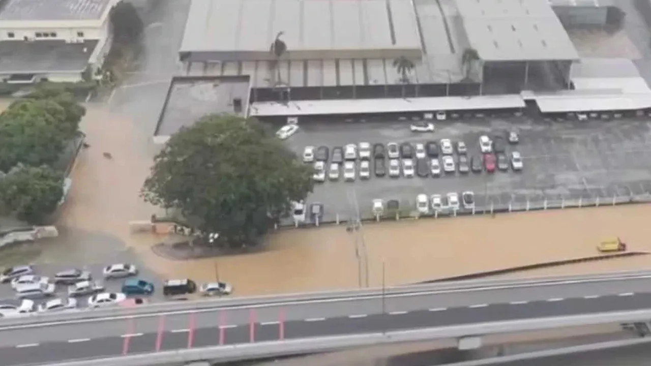 KUALA LUMPUR – Sebanyak lapan kenderaan dilaporkan terperangkap dalam kejadian banjir kilat di tiga lokasi sekitar ibu negara susulan hujan lebat pada Rabu.