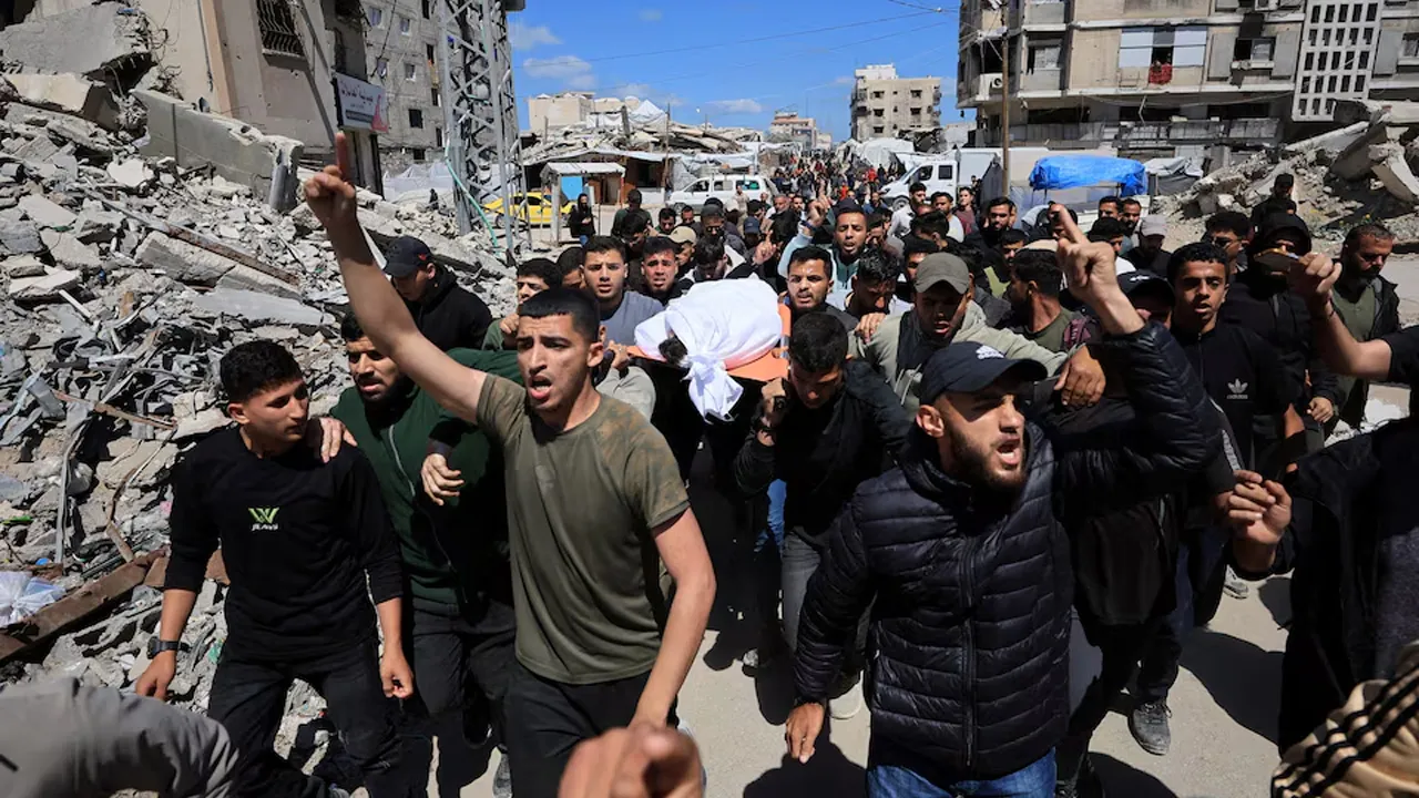 Mourners attend the funeral of Azzam Al-Hayya, the son of Khalil Al-Hayya, Hamas' chief negotiator in U.S.-mediated talks over Gaza's future, after Azzam succumbed to his injuries on Thursday after being struck in an Israeli attack on Wednesday, in Gaza City May 7, 2026. REUTERS/Dawoud Abu Alkas