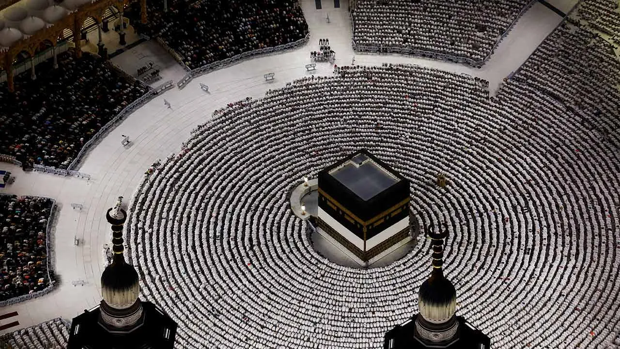 Pilgrims pray in front of Kaaba on the day they perform Tawaf at the Grand Mosque, ahead of the annual hajj pilgrimage, in the holy city of Mecca, Saudi Arabia, May 24, 2026. REUTERS/Ibraheem Abu Mustafa