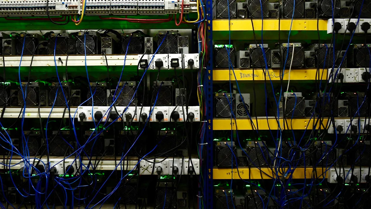 KUANTAN, 9 Feb -- Elektrik yang dicuri selepas Polis berjaya menumpaskan kegiatan mencuri elektrik bagi kegiatan perlombongan bitcoin, hari ini. Polis berjaya menahan empat lelaki warga tempatan berusia antara 22 dan 39 tahun kerana dipercayai terlibat dalam kegiatan mencuri elektrik bagi aktiviti perlombongan bitcoin secara haram. Sebanyak 159 buah mesin bitcoin di dua premis berasingan di Jalan Gambang disita untuk siasatan. -- fotoBERNAMA (2021) HAK CIPTA TERPELIHARA