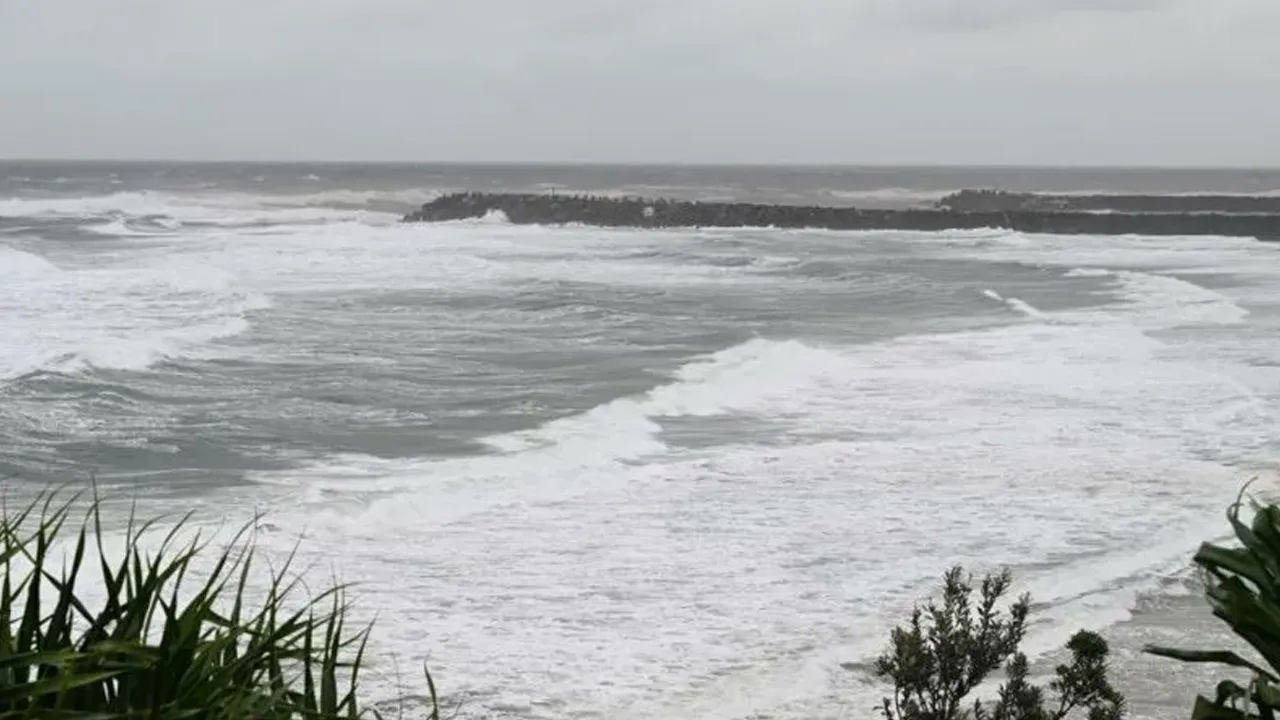@BBCWorld  Rescuers among three dead after yacht sinks off Australian coast.  Three people including two rescuers have died after going to the aid of a sinking yacht off the Ballina Bar Three people have died, including two volunteer marine rescuers, after a yacht sank and a rescue boat rolled in choppy conditions off Australia's New South Wales (NSW) coast._X @swatirana568520