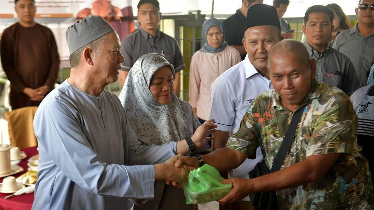 KUCHING, 29 Mei -- Timbalan Perdana Menteri Datuk Seri Fadillah Yusof menyampaikan daging korban kepada wakil peserta pada Program Ibadah Korban sempena Hari Raya Aidiladha di Surau Darul Ihsan Kampung Sinjan, di sini, hari ini.