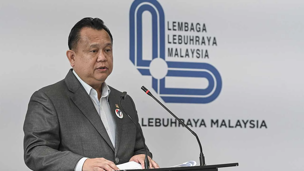 KUALA LUMPUR, 23 Jun -- Menteri Kerja Raya, Datuk Seri Alexander Nanta Linggi berucap pada Majlis Penyerahan Surat Setuju Terima (SST) Bagi Program Pantau MADANI : Pelaksanaan Inisiatif Pemasangan Lampu Jalan LED Berkuasa Solar Di Lokasi Berisiko Terjadi Kemalangan Di Lebuh Raya di Menara Kerja Raya hari ini.  --fotoBERNAMA (2026) HAK CIPTA TERPELIHARA