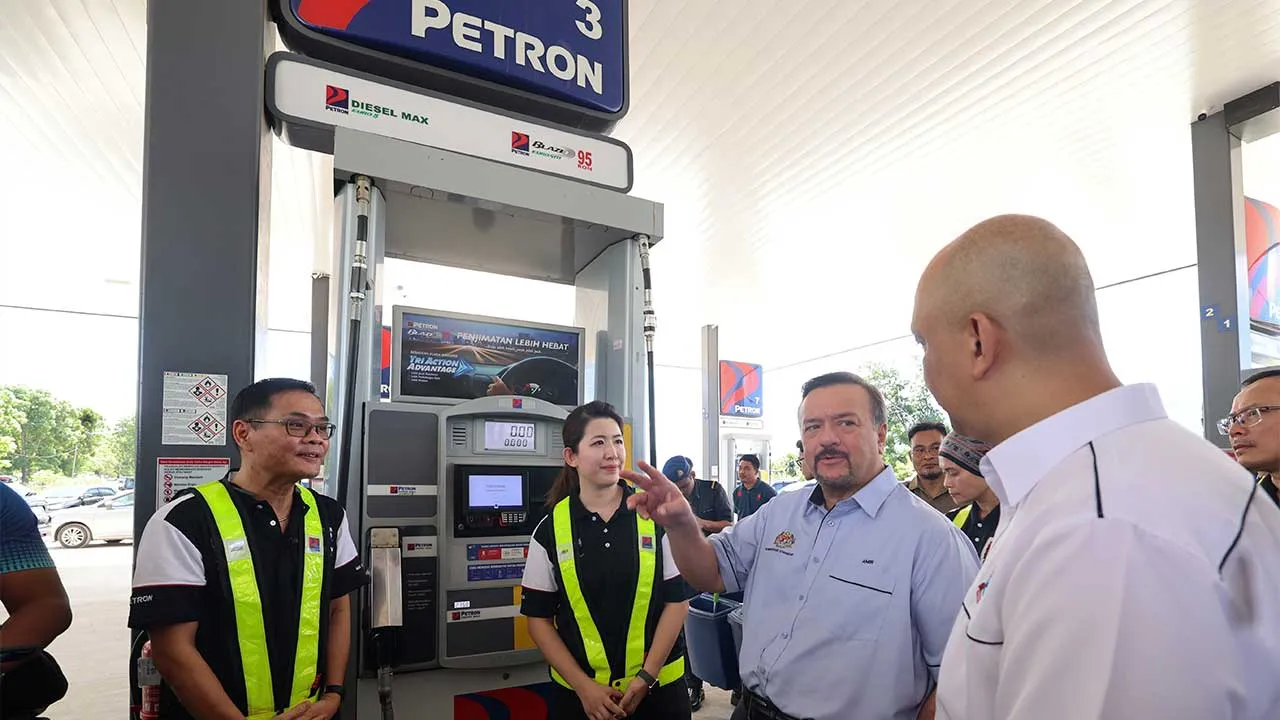 KOTA KINABALU, 23 Jun -- Menteri Kewangan II, Datuk Amir Hamzah Azizan (dua kanan) bersama Pembentu Menteri Kewangan Sabah, Datuk Mohd Ishak bin Datuk Ayub (kanan) ketika melakukan lawatan ke Stesen minyak Petron Jalan Tuaran Bypass Kota Kinabalu bagi meninjau sistem pelaksanaan subsidi minyak Diesel hari ini.  --fotoBERNAMA (2026) HAK CIPTA TERPELIHARA