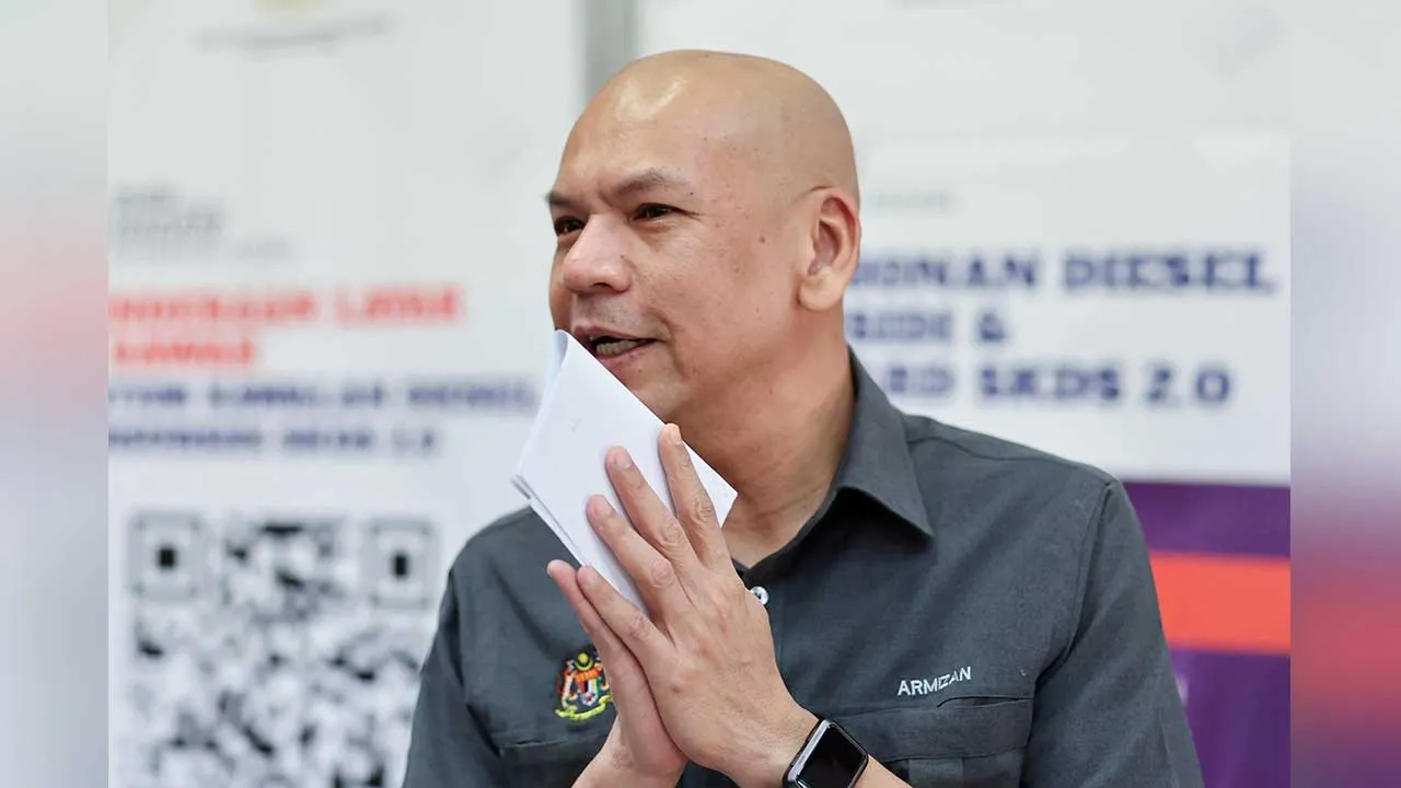 RANAU, 23 Mei -- KUNDASANG, 23 Mei -- Menteri Perdagangan Dalam Negeri dan Kos Sara Hidup Datuk Armizan Mohd Ali ketika sidang media berhubung Sistem Kawalan Diesel Bersubsidi (SKDS) di sini hari ini.  Kerajaan bersetuju menambah baik mekanisme pelaksanaan penyaluran subsidi diesel menerusi SKDS dengan memperluaskan kelayakan kepada jip dan pikap bagi sektor pengangkutan darat barangan di seluruh negara berkuat kuasa 1 Jun ini.  --fotoBERNAMA (2026) HAK CIPTA TERPELIHARA