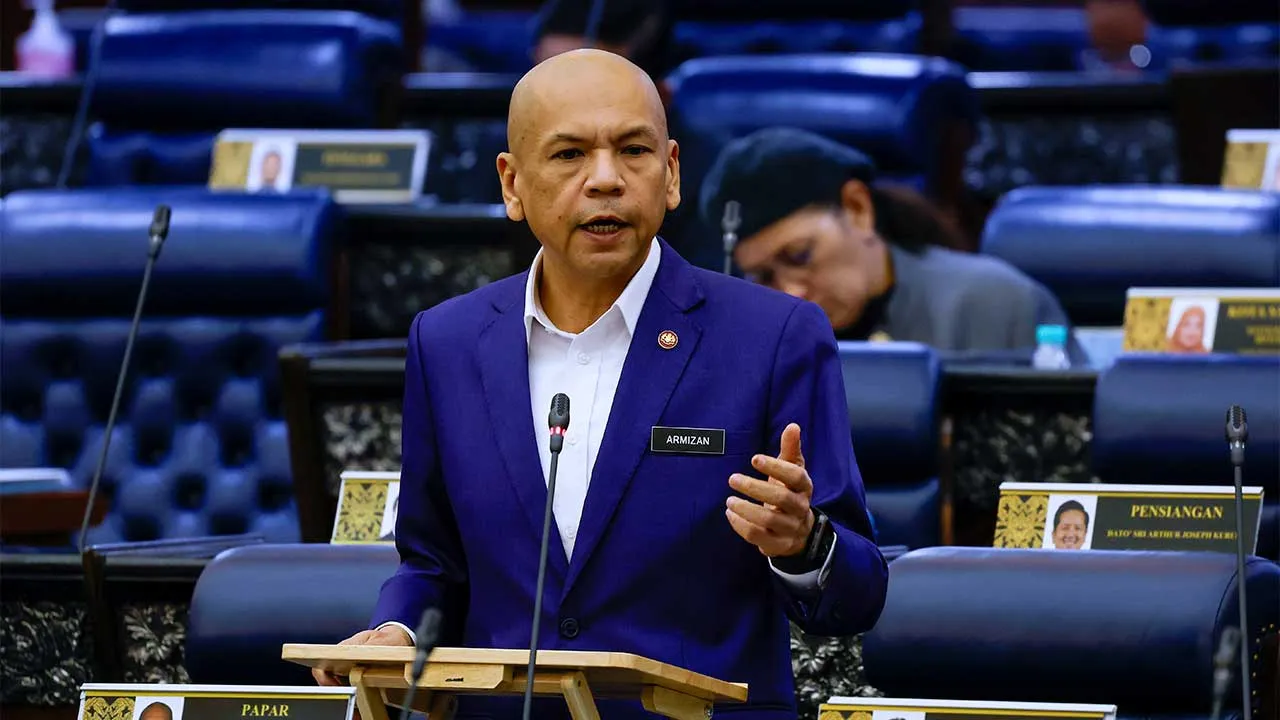 KUALA LUMPUR, 28 Jan -- Menteri Perdagangan Dalam Negeri dan Kos Sara HIdup Datuk Armizan Mohd Ali ketika sesi pertanyaan-pertanyaan dan jawab lisan pada Mesyuarat Pertama, Penggal Kelima Parlimen ke-15 Dewan Rakyat di Bangunan Parlimen hari ini.  -- fotoBERNAMA (2026) HAK CIPTA TERPELIHARA