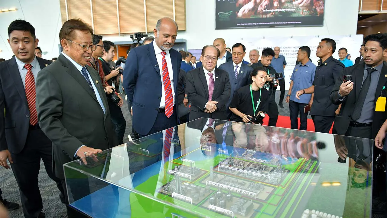 KUCHING, 11 Jun -- Premier Sarawak Tan Sri Abang Johari Tun Openg (kiri) melihat replika Bintulu Port selepas menghadiri majlis perasmian Sarawak Transitioning Industrial Cluster di Pusat Konvensyen Borneo Kuching (BCCK) hari ini.  Turut hadir Menteri Digital Gobind Singh Deo (dua,kiri).  -- fotoBERNAMA (2026) HAK CIPTA TERPELIHARA