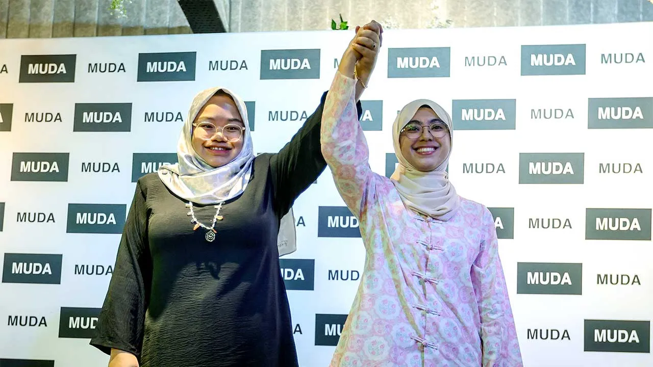JOHOR BAHRU, 20 Jun -- Presiden Parti Ikatan Demokratik Malaysia (MUDA), Amira Aisya Abd Aziz (kiri) mengumumkan Ketua Pegawai Pusat Khidmat DUN Puteri Wangsa Rashifa Aljunied, 26, sebagai calon bagi kerusi Dewan Undangan Negeri (DUN) Puteri Wangsa, pada Pilihan Raya Negeri (PRN) Johor pada Majlis Pengumuman Calon Pilihan Raya Negeri (PRN) Johor di sini, hari ini.  --fotoBERNAMA (2026) HAK CIPTA TERPELIHARA
