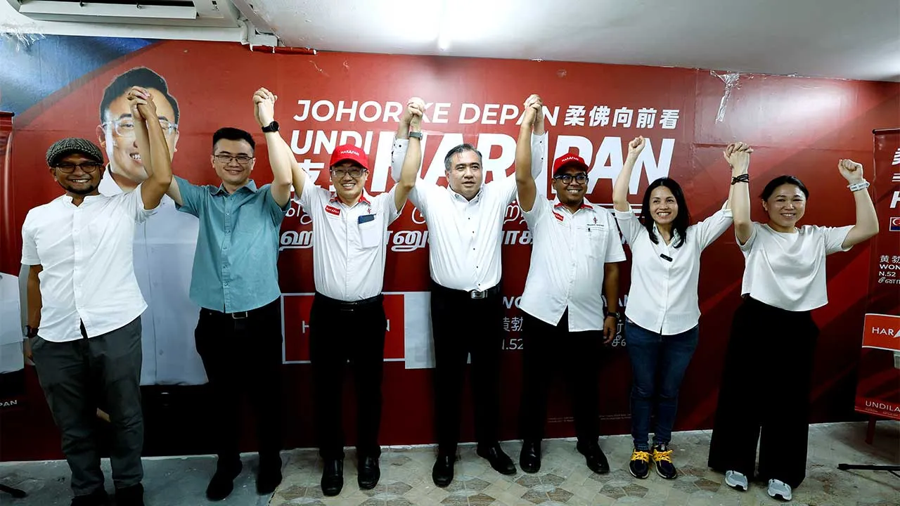 JOHOR BAHRU, 20 Jun -- Setiausaha Agung DAP Anthony Loke (tengah) mengumumkan calon Pakatan Harapan bagi kerusi Dewan Undangan Negeri (DUN) Senai, Wong Bor Yang, 40, (tiga, kiri) dan calon DUN Bukit Permai, Mohamad Shafwan Ani,33, (tiga, kanan) pada majlis pengumuman calon sempena Pilihan Raya Negeri (PRN) Johor, hari ini.  Turut hadir Pengerusi DAP Johor Teo Nie Ching (dua, kanan).  -- fotoBERNAMA (2026) HAK CIPTA TERPELIHARA