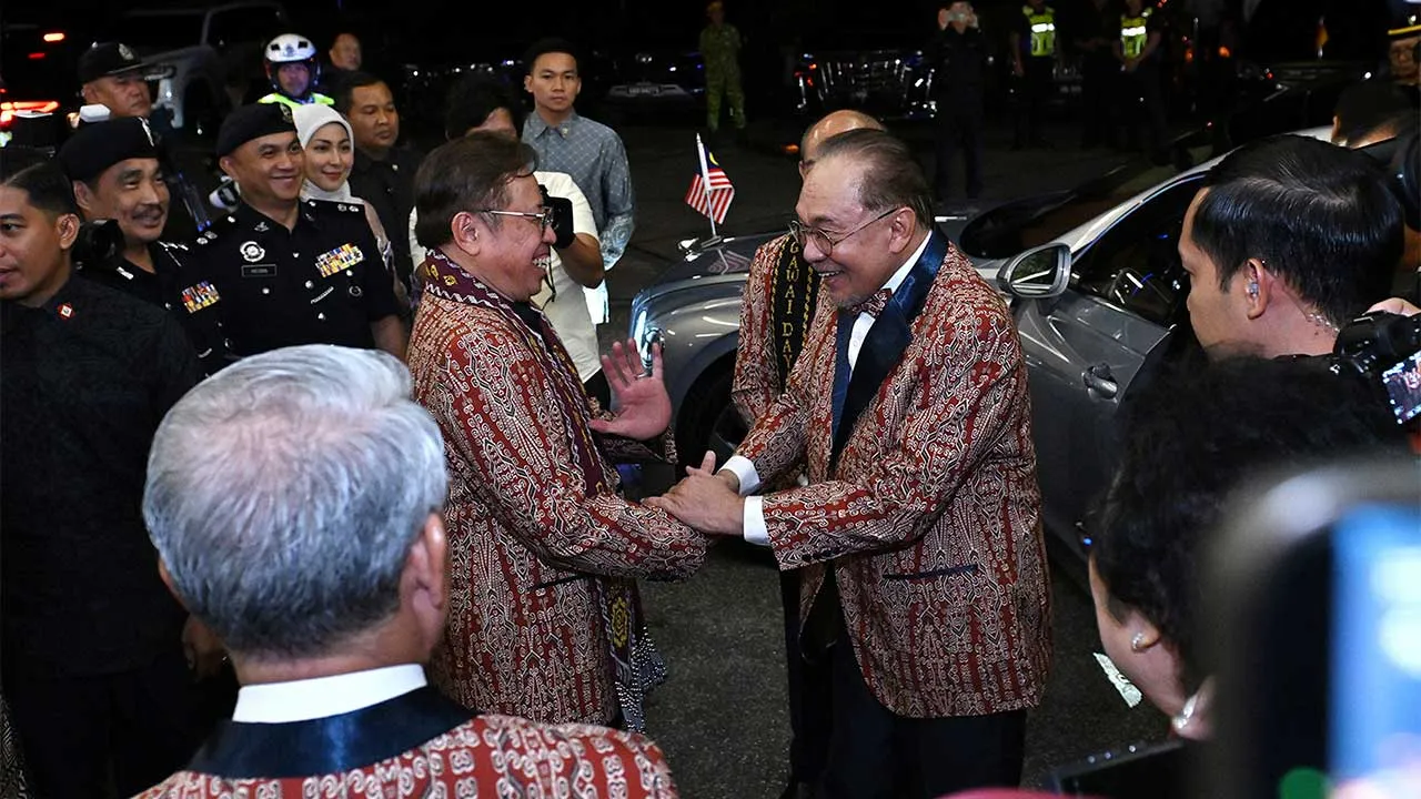 KUCHING, 21 Jun -- Perdana Menteri Datuk Seri Anwar Ibrahim (kanan) disambut oleh Premier Sarawak Tan Sri Abang Johari Tun Openg (kiri) ketika menghadiri Majlis Makan Malam Gawai Dayak 2026 Peringkat Sarawak di Pusat Konvensyen Borneo Kuching (BCCK) malam ini.  --fotoBERNAMA (2026) HAK CIPTA TERPELIHARA