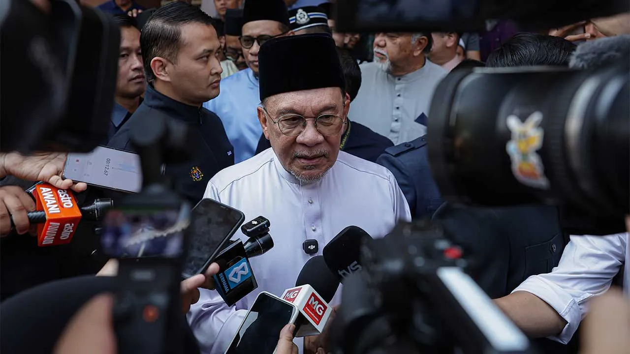 KUALA LUMPUR, 12 Jun -- Perdana Menteri Datuk Seri Anwar Ibrahim ketika ditemui pemberita selepas menunaikan Solat Jumaat di Masjid Al-Hidayah, Sentul Pasar hari ini. -- fotoBERNAMA (2026) HAK CIPTA TERPELIHARA