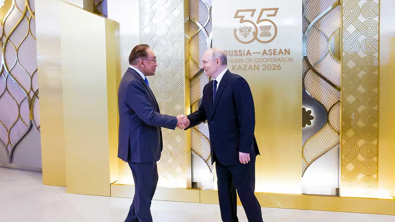 KAZAN, June 18 -- Prime Minister Datuk Seri Anwar Ibrahim (left) shakes hands with Russian President Vladimir Putin before the ASEAN-Russia Commemorative Summit Gala Dinner at the Gallery Area of the Tatar State Academic Theatre today.  --fotoBERNAMA (2026) COPYRIGHT RESERVED