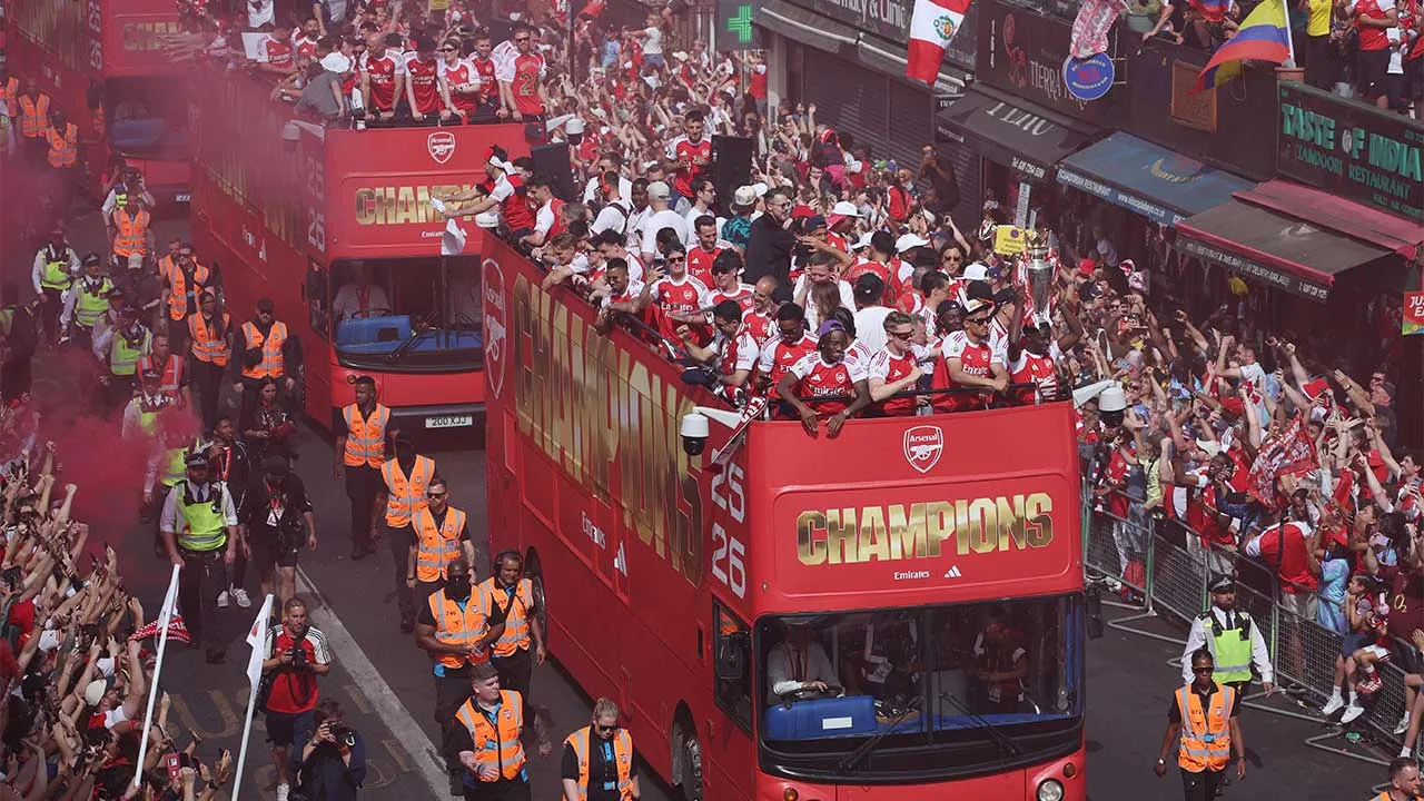 Soccer Football - Premier League - Arsenal Victory Parade - London, Britain - May 31, 2026 General view as Arsenal players celebrate with the Premier League trophy during the victory parade REUTERS/Isabel Infantes