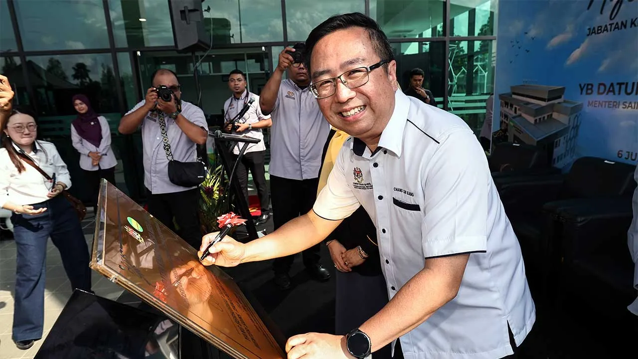 JOHOR BAHRU, 6 Jun -- Menteri Sains, Teknologi dan Inovasi, Datuk Chang Lih Kang (kanan) merasmikan Bangunan Utama Jabatan Kimia Malaysia Johor (KIMIA Johor) hari ini.  Bangunan tambahan baharu Jabatan Kimia Malaysia Johor (KIMIA Johor) yang siap sepenuhnya awal tahun ini dengan peruntukan RM22.8 juta akan memperkukuh analisis forensik negara.  Chang berkata bangunan tiga tingkat yang dibina menerusi Rancangan Malaysia Ke-12 itu menempatkan Makmal Kualiti Makanan serta Makmal Kualiti Air dan Alam Sekitar ya