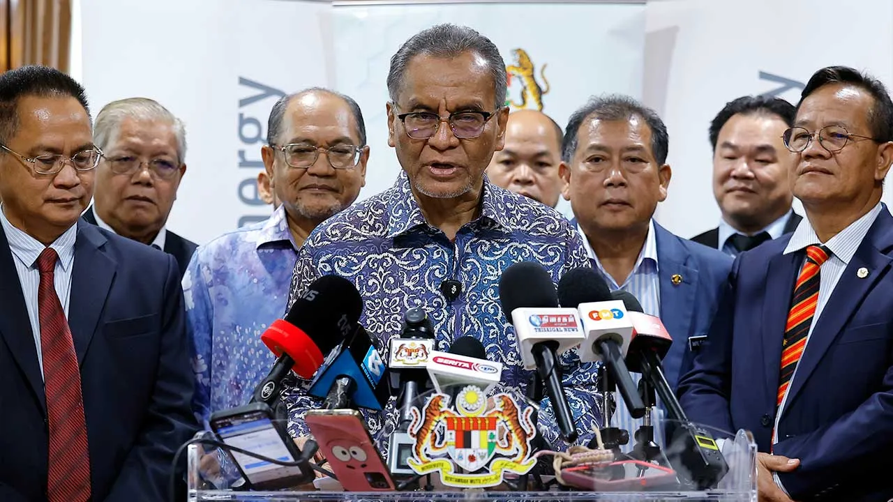 PUTRAJAYA, 19 Jun -- Menteri Kesihatan Datuk Seri Dr. Dzulkefly Ahmad bercakap pada sidang media selepas menyaksikan majlis Menandatangani Memorandum Persefahaman (MoU) Pembinaan Baharu Klinik Kesihatan Bakun-Murun antara Kementerian Kesihatan dan SEB Power Sdn Bhd di Putrajaya hari ini.  --fotoBERNAMA (2026) HAK CIPTA TERPELIHARA