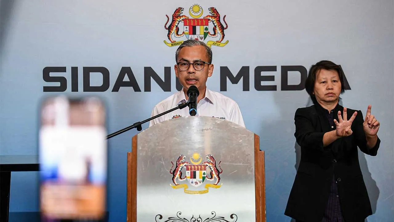 KUALA LUMPUR, 12 Jun -- Menteri Komunikasi Datuk Fahmi Fadzil (kiri) yang juga jurucakap Kerajaan MADANI ketika sidang media mingguan di Angkasapuri hari ini.  -- fotoBERNAMA (2026) HAK CIPTA TERPELIHARA