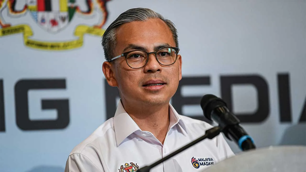 KUALA LUMPUR, 12 Jun -- Menteri Komunikasi Datuk Fahmi Fadzil (kiri) yang juga jurucakap Kerajaan MADANI ketika sidang media mingguan di Angkasapuri hari ini.  -- fotoBERNAMA (2026) HAK CIPTA TERPELIHARA