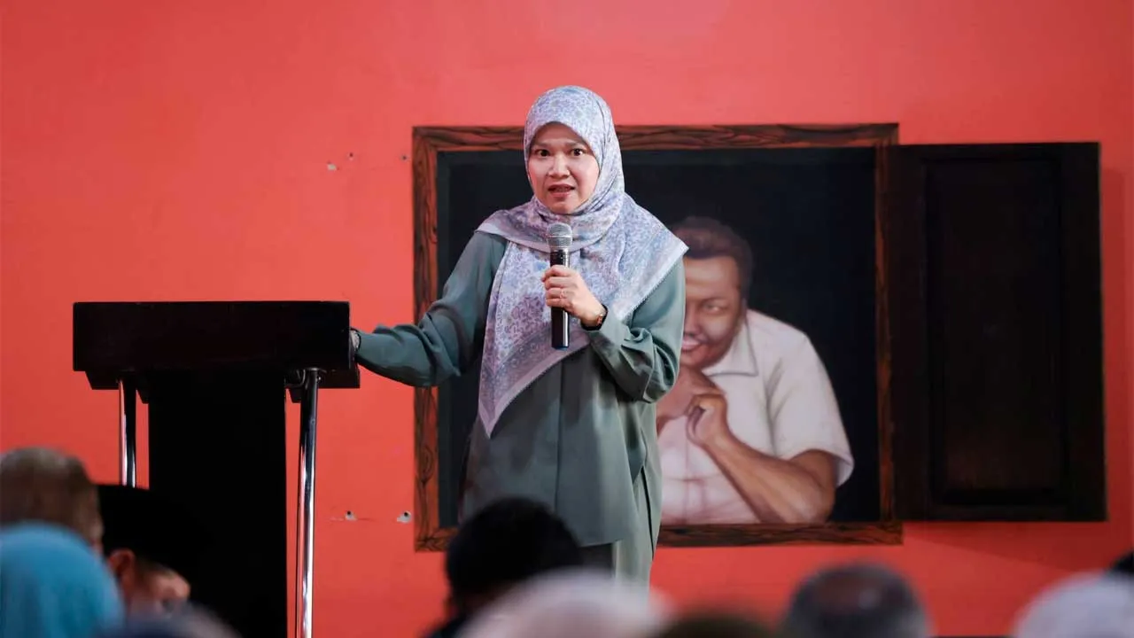 Melaka perlu menjadikan pencapaian yang baik dalam peperiksaan SPM tahun lalu sebagai batu loncatan untuk melangkah lebih jauh serta memperkasakan ekosistem pendidikan di negeri ini.  Itu antara saranan yang saya sampaikan sewaktu sesi bersama warga pendidik, Persatuan Ibu Bapa dan Guru (PIBG) serta Pelibatan Ibu Bapa, Komuniti dan Sektor Swasta (PIBKS) kawasan Ayer Molek dan Pengkalan Batu di Melaka tengah hari tadi.  Kita baharu sahaja meluncurkan Rancangan Pendidikan Malaysia (RPM) 2026-2035 yang menjadi