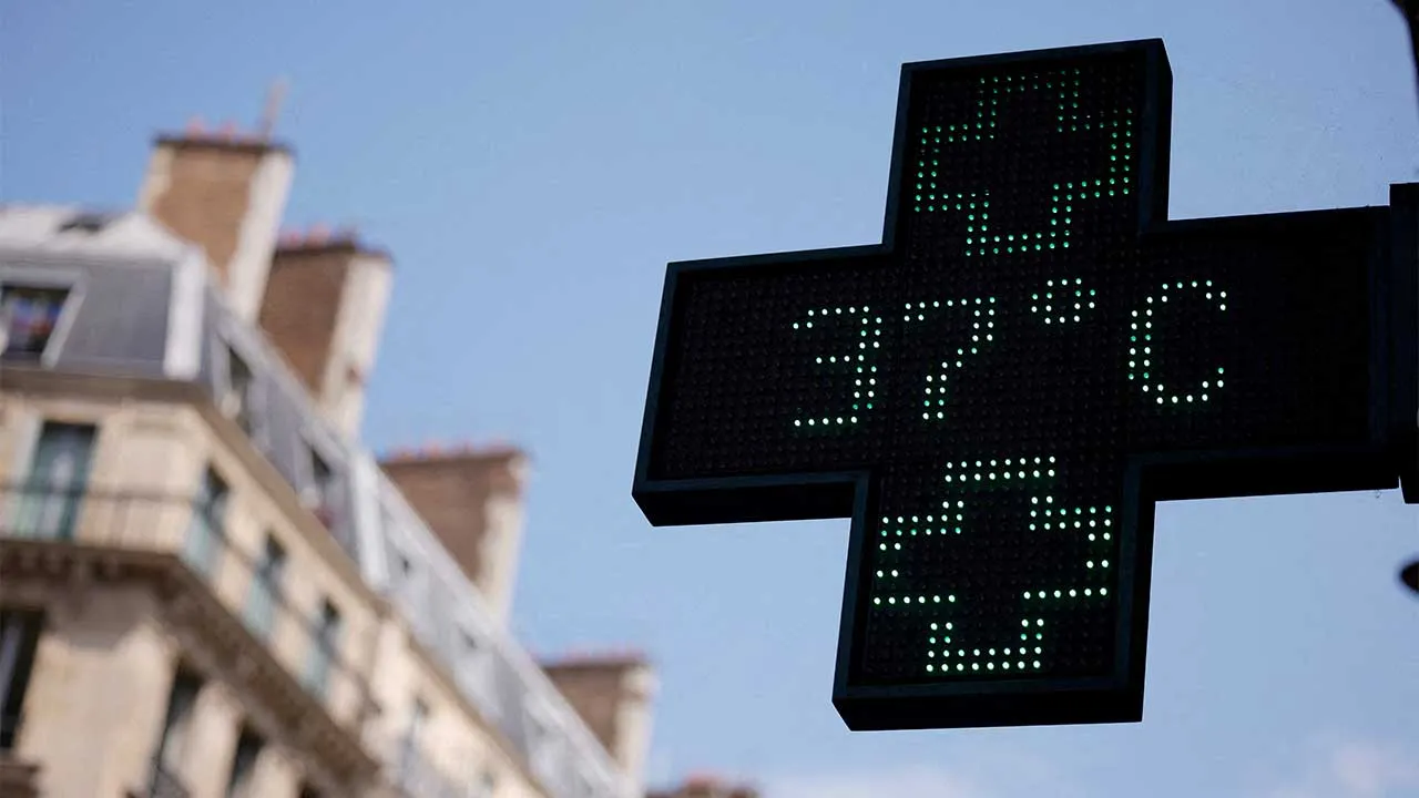 FILE PHOTO: A pharmacy sign displays a temperature of 37 degrees Celsius as temperatures rise in Paris during a second heatwave affecting a large part of France, June 19, 2026. REUTERS/Alice Sacco/File Photo