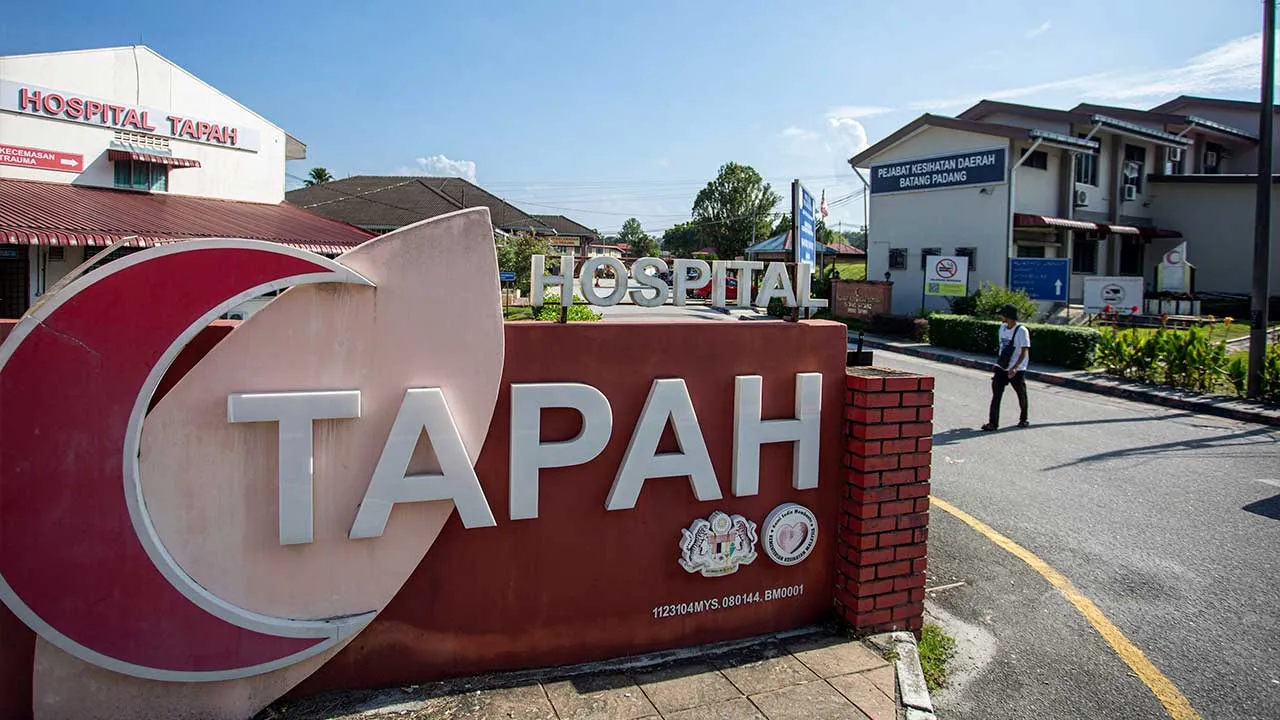 TAPAH, 7 Jun -- Tahap kesihatan pendaki wanita Jaslinda Saludin, 49, yang ditemukan selamat selepas 14 hari dilaporkan hilang di Gunung Batu Putih, di sini, dilaporkan stabil namun masih memerlukan rawatan dan pemantauan lanjut di Hospital Tapah.  Pengarah Kesihatan Negeri Datuk Dr Feisul Idzwan Mustapha berkata wanita berkenaan juga telah menjalani ujian imbasan tomografi berkomputer (CT Scan) yang dilakukan di Hospital Teluk Intan, awal pagi tadi.  --fotoBERNAMA (2026) HAK CIPTA TERPELIHARA