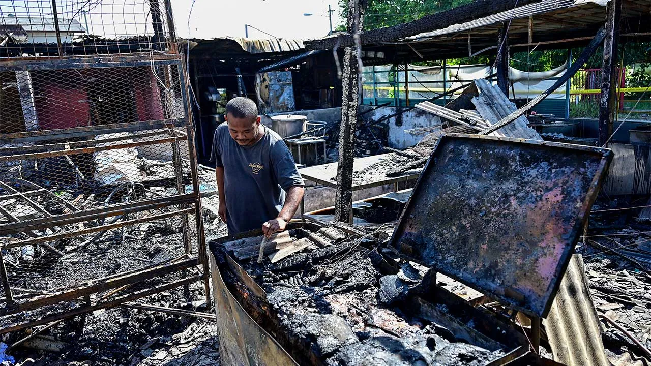 KUALA TERENGGANU, 23 Jun -- Pemilik kedai Rohaimi Mohd, 43, melihat keadaan kedai keropok yang musnah dalam kebakaran di Kampung Losong Su hari ini.  Beliau mengalami kerugian kira-kira RM500,000 selepas premisnya hangus dijilat api dalam kejadian awal pagi tadi.  Beliau yang sudah 12 tahun mengusahakan perniagaan itu berkata ketika tiba di lokasi kejadian, api belum marak dan dia berusaha memadamkan kebakaran menggunakan pemadam api, namun usaha tersebut gagal.  --fotoBERNAMA (2026) HAK CIPTA TERPELIHARA