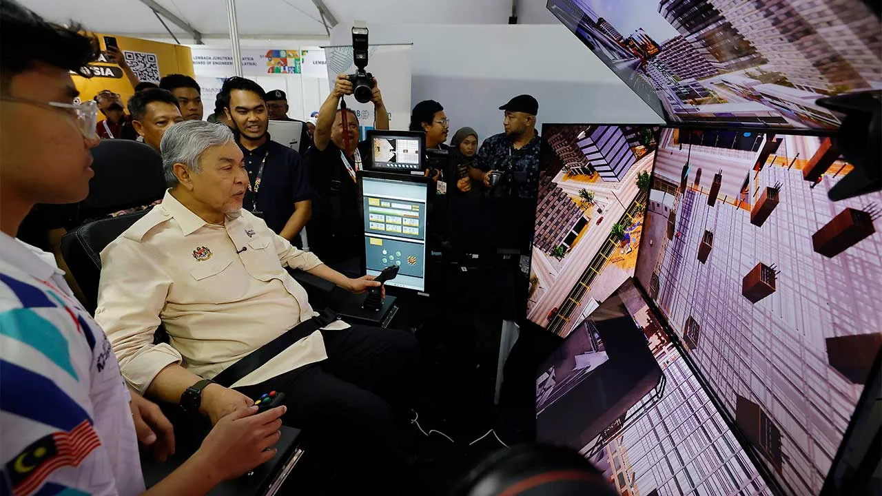 PUTRAJAYA, 5 Jun -- Timbalan Perdana Menteri Datuk Seri Dr Ahmad Zahid Hamidi mengadakan tinjauan mesra di Karnival Hari TVET Negara 2026 di perkarangan Dataran Putrajaya hari ini.  --fotoBERNAMA (2026) HAK CIPTA TERPELIHARA