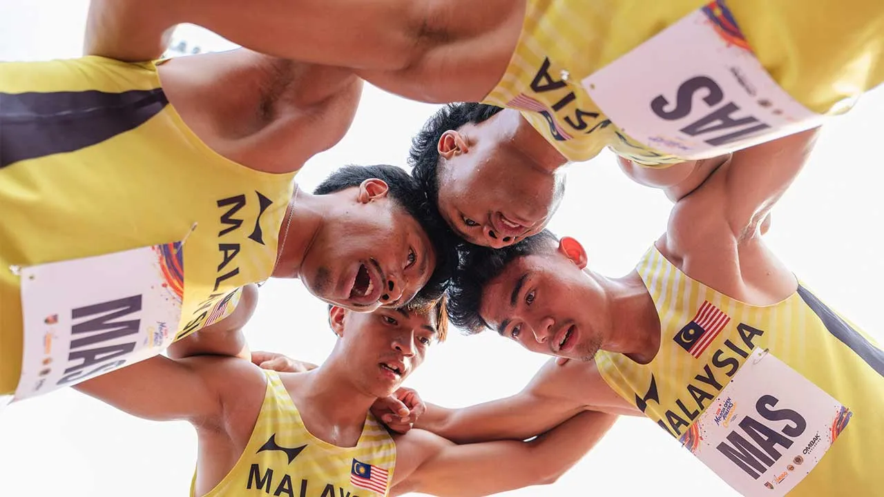SERDANG, 21 Jun -- Muhammad Azeem Mohd Fahmi (kiri) memberi kata-kata semangat kepada rakan sepasukan selepas menjuarai acara 4x100m lelaki akhir dengan catatan masa 39.16 pada Kejohanan Olahraga Terbuka Malaysia 2026 di Stadium Universiti Putra Malaysia (UPM) hari ini.  --fotoBERNAMA (2026) HAK CIPTA TERPELIHARA
