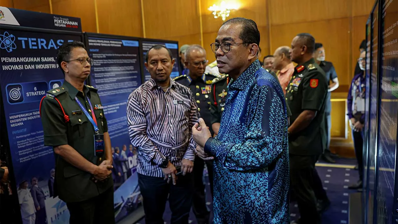 KUALA LUMPUR, 25 Jun -- Menteri Pertahanan Datuk Seri Mohamed Khaled Nordin melawat pameran yang diadakan sempena Majlis Pelancaran Pelan Strategik Pertahanan Negara dan Rangka Tindakan Kapasiti Pertahanan 2026-2030 yang dilancarkan hari ini.  Turut sama Panglima Angkatan Tentera Malaysia Jen Tan Sri Malek Razak Sulaiman dan Ketua Setiausaha Kementerian Pertahanan Datuk Lokman Hakim Ali.  -- fotoBERNAMA (2026) HAK CIPTA TERPELIHARA
