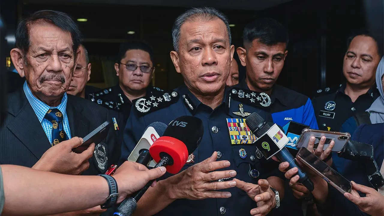 KUALA LUMPUR, 23 Jun -- Ketua Polis Negara Tan Sri Mohd Khalid Ismail (tengah) ketika ditemui media selepas Majlis Mesyuarat Agung Persatuan Pegawai-pegawai Kanan Polis Bersara Malaysia (RESPA) Ke-42 di Maktab PDRM Cheras hari ini.  Turut sama Presiden RESPA Datuk Meor Chek Hussien Mahayuddin (kiri).  --fotoBERNAMA (2026) HAK CIPTA TERPELIHARA