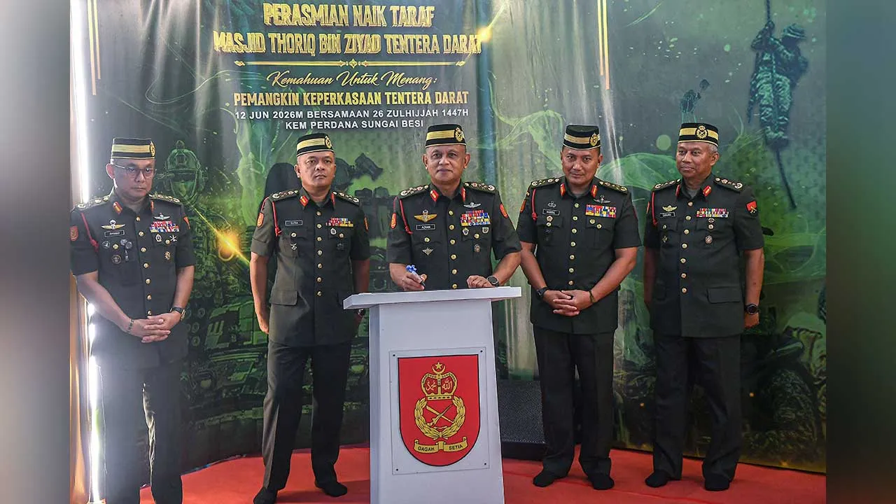 KUALA LUMPUR, 12 Jun -- Panglima Tentera Darat Tan Sri Azhan Md Othman (tengah) bergambar selepas menandatangani plak perasmian pada Majlis Perasmian Naik Taraf Masjid Thoriq bin Ziyad Tentera Darat di Kem Perdana Sungai Besi hari ini.  Turut hadir Panglima Medan Barat Tentera Darat Leftenan Jeneral Datuk Khairul Azmizal Ahmad Natal (dua,kanan).  -- fotoBERNAMA (2026) HAK CIPTA TERPELIHARA