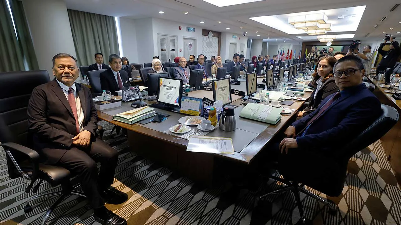 PUTRAJAYA, 12 Jun -- Pengerusi Suruhanjaya Pilihan Raya (SPR) Datuk Seri Ramlan Harun bergambar sebelum mempengerusikan Mesyuarat Khas bagi menetaptkan tarikh Pilihan Raya Negeri (PRN) Johor dan Negeri Sembilan hari ini.  --fotoBERNAMA (2026) HAK CIPTA TERPELIHARA