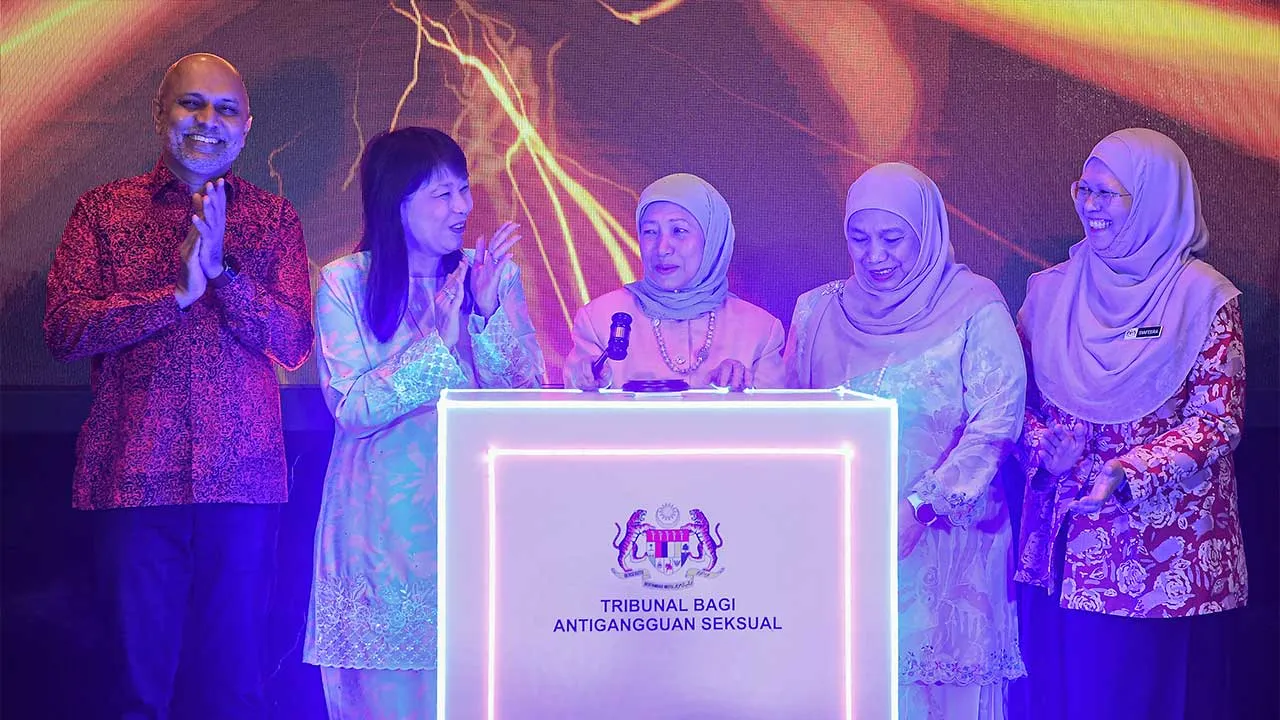 KUALA LUMPUR, 11 Jun -- Menteri Pembangunan Wanita Keluarga dan Masyarakat Datuk Seri Nancy Shukri (tengah) ketika gimik pelancaran pada Majlis Perasmian Pejabat Tribunal Bagi Antigangguan Seksual (TAGS) dan Pelancaran Sistem e-TAGS di Menara Aras Raya hari ini.  -- fotoBERNAMA (2026) HAK CIPTA TERPELIHARA