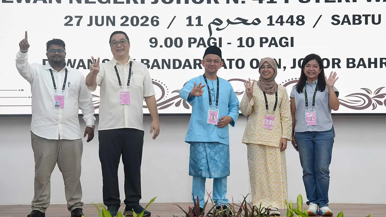 JOHOR BAHRU, 27 Jun -- Calon Pakatan Harapan bagi Dewan Undangan Negeri (DUN) N41 Puteri Wangsa Dr Maszlee Malik (tengah) bergambar bersama para pencabarnya dari Barisan Nasional Teow Chia Ling (kanan), calon Parti Ikatan Demokratik Malaysia (MUDA) Rashifa Aljunied (dua, kanan), calon Parti Bersama Malaysia Nicholas Paul Vincent (kiri) dan calon Bebas Wang Wee Siong (dua, kiri) selepas proses penamaan calon sempena Pilihan Raya Negeri (PRN) Johor ke-16 di Dewan Besar Sekolah Menengah Kebangsaan Bandar Dato'