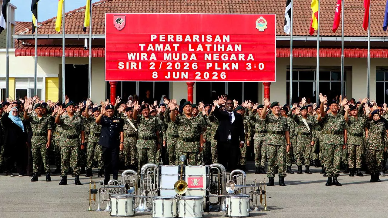 PEKAN, 8 Jun -- Ketua Pengarah Jabatan Latihan Khidmat Negara (JLKN) Mejar Jeneral Datuk Marzuki Mokhtar (sembilan, kiri) bergambar bersama pelatih dan jurulatih Program Latihan Khidmat Negara (PLKN) pada Majlis Perbarisan Tamat Latihan Wira Muda Negara Siri 2/2026 di Kem Latihan Khidmat Negara 505 Askar Wataniah (AW) hari ini.  Seramai 53 pelatih lelaki berjaya menamatkan latihan selama 45 hari di kem tersebut.  ---fotoBERNAMA (2026) HAK CIPTA TERPELIHARA