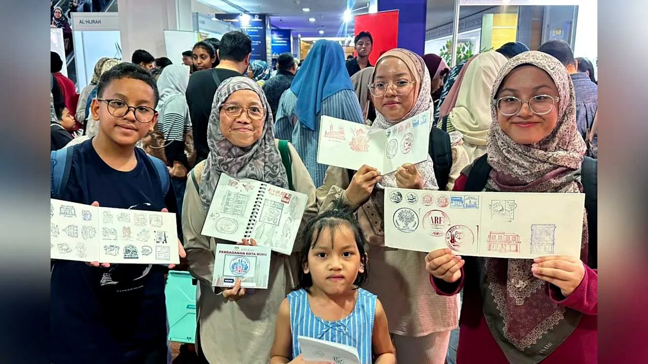 KUALA LUMPUR, 31 Mei -- Sharifah Soffea Aina Syed Shamsul Anuar (dua, kanan) bersama adik-beradiknya bersama ibu saudara mereka, Sharifah Suryati Syed Ali (dua dari kiri) yang menyertai aktiviti mengumpul cap selepas melihat perkongsian mengenainya di media sosial ketika ditemui sempena Pesta Buku Antarabangsa Kuala Lumpur (PBAKL) ke-43 di Pusat Dagangan Dunia (WTC) hari ini.  -- fotoBERNAMA (2026) HAK CIPTA TERPELIHARA