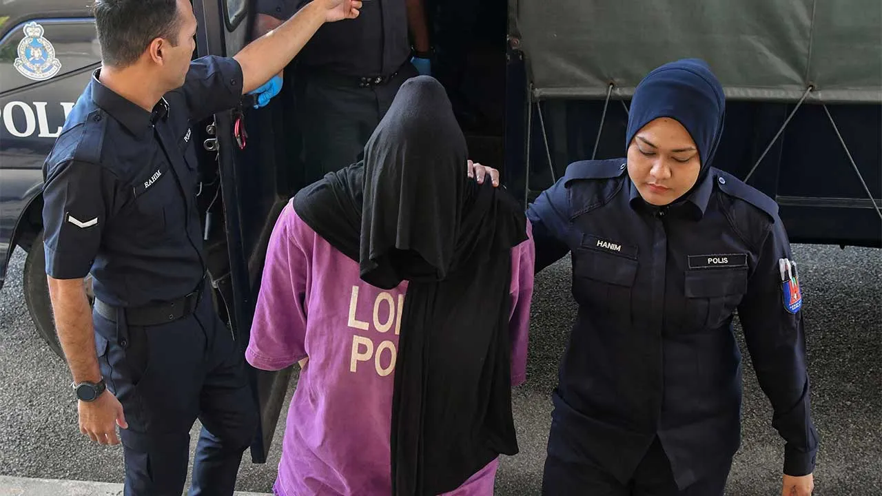 PASIR MAS, 8 Jun -- Seorang wanita antara lima individu direman 14 hari bermula hari ini bagi membantu siasatan kes penculikan seorang lelaki pada Jumaat lepas.  Perintah reman terhadap suspek berusia 20-an hingga 30-an itu dikeluarkan Majistret Syed Farid Syed Ali di Kompleks Mahkamah Pasir Mas di sini hari ini.  Reman itu bagi membolehkan polis menjalankan siasatan lanjut mengikut Seksyen 12 Akta Penculikan 1961 (Akta 365).  --fotoBERNAMA (2026) HAK CIPTA TERPELIHARA