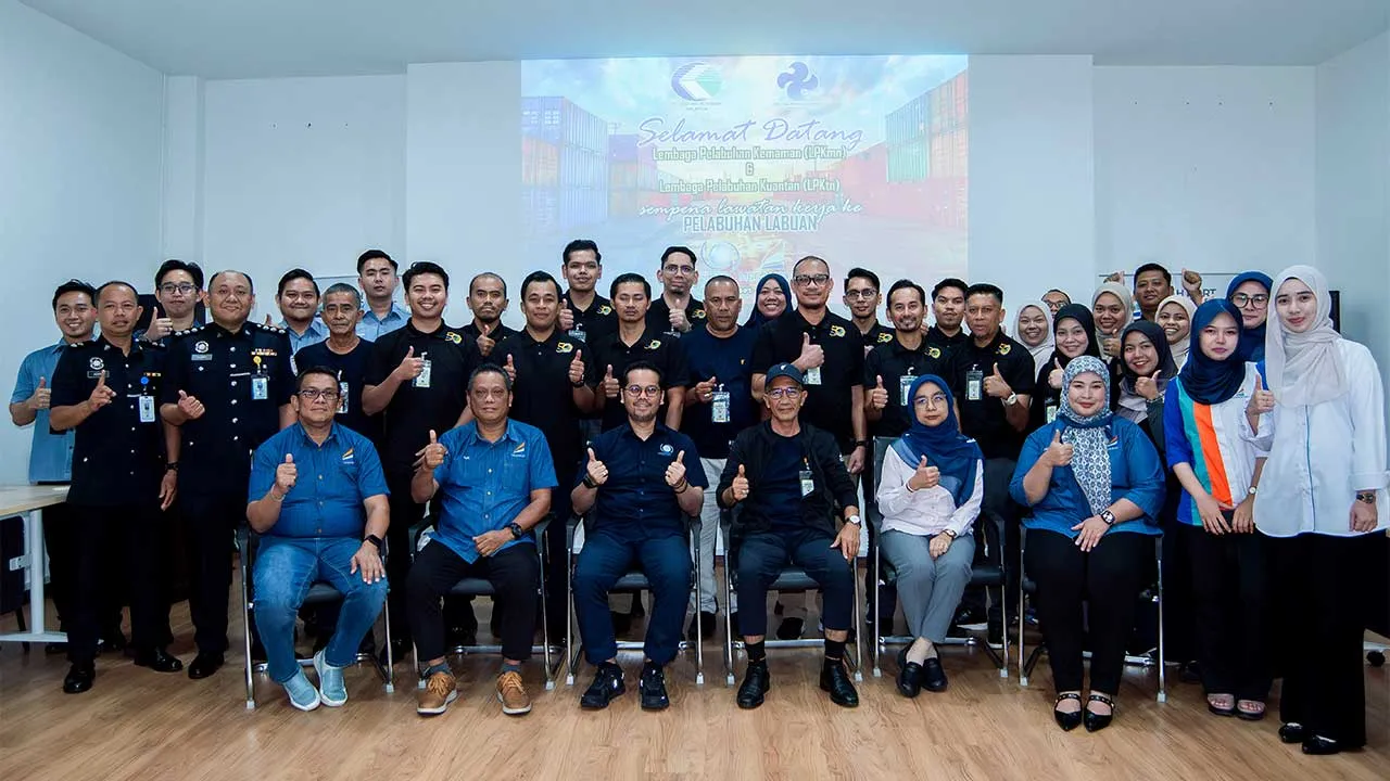 LABUAN, 20 Jun -- Pengerusi Lembaga Pelabuhan Kemaman (LPKmn) Datuk Azan Ismail (duduk, tiga kanan) dan Pengurus Besar Lembaga Pelabuhan Labuan Mizool Amir (duduk, tiga kiri) bergambar bersama para delegasi pada program lawatan kerja Lembaga Pelabuhan Kemaman (LPKmn) dan Lembaga Pelabuhan Kuantan (LPKtn) di Pelabuhan Labuan hari ini.  -- fotoBERNAMA (2026) HAK CIPTA TERPELIHARA